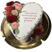 Торт праздничный в виде сердца с розами и хризантемами - 1 изображение