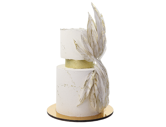 Торт белый с золотым акцентом и лепестками