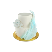 Торт с белыми цветами и оригинальным декором. - 1 изображение